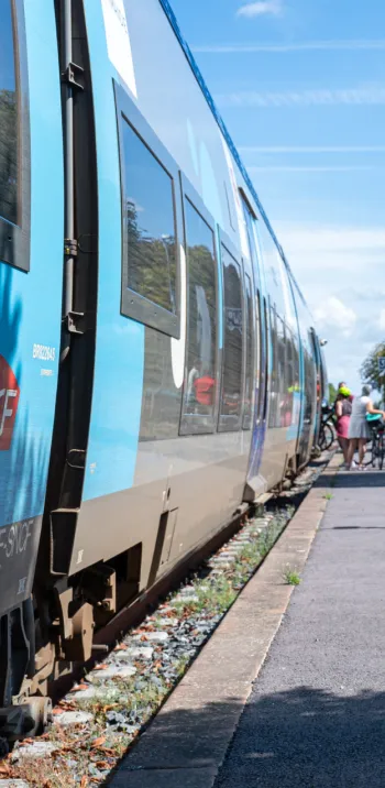 Cyclotouristes_et_train_a_quai_en_gare_de_Pontorson_-_Mont-Saint-Michel_-_Thomas_Le_Floc_H-Thomas_Le_Floc_H(1).jpg