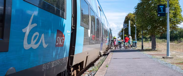 Cyclotouristes_et_train_a_quai_en_gare_de_Pontorson_-_Mont-Saint-Michel_-_Thomas_Le_Floc_H-Thomas_Le_Floc_H(1).jpg
