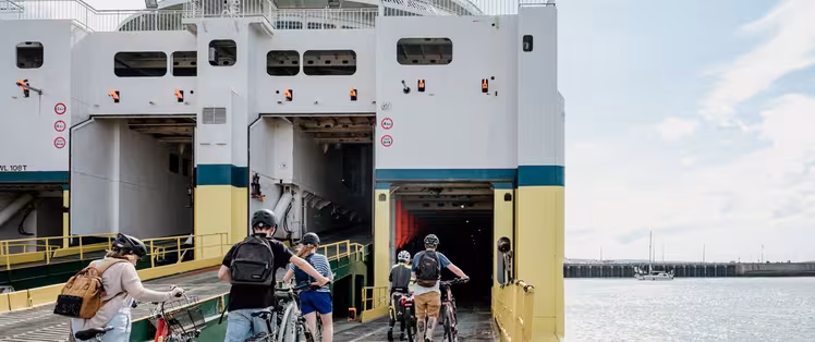 Cyclistes qui prennent le ferry