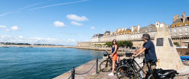 Devant les remparts de Saint-Malo