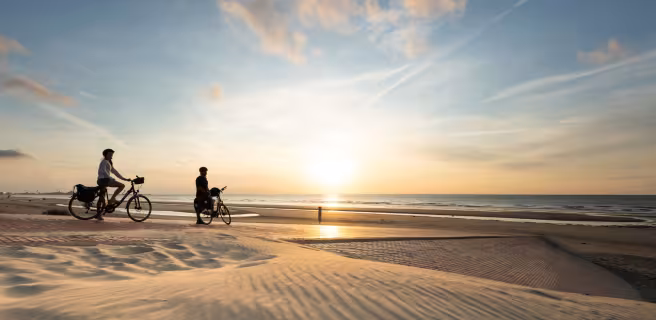 Coucher de soleil sur la plage à Leffrinckoucke