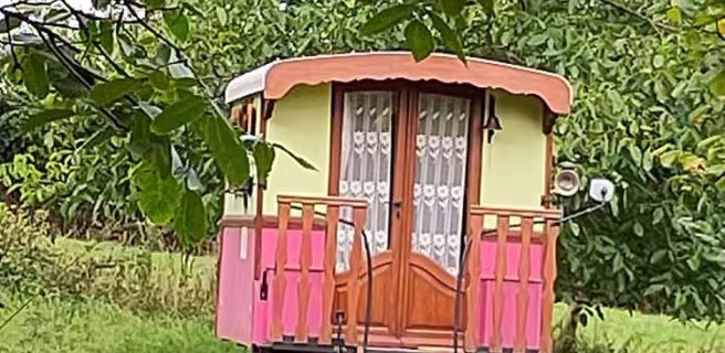 Hébergement insolite > Roulotte Pivoine