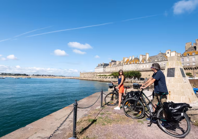 Devant les remparts de Saint-Malo