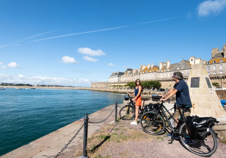 Devant les remparts de Saint-Malo